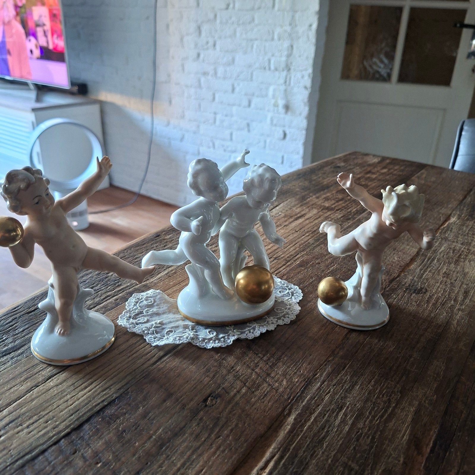 3 Beeldjes van Puttis met Gouden Bal 2x 12x6 1x13x10x6 cm gr, Ophalen of Verzenden