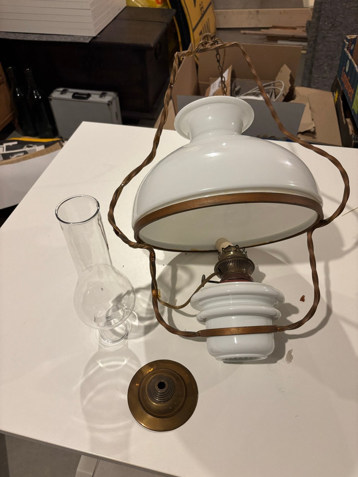 Antieke olielamp met glazen kap en messing details, Ophalen of Verzenden
