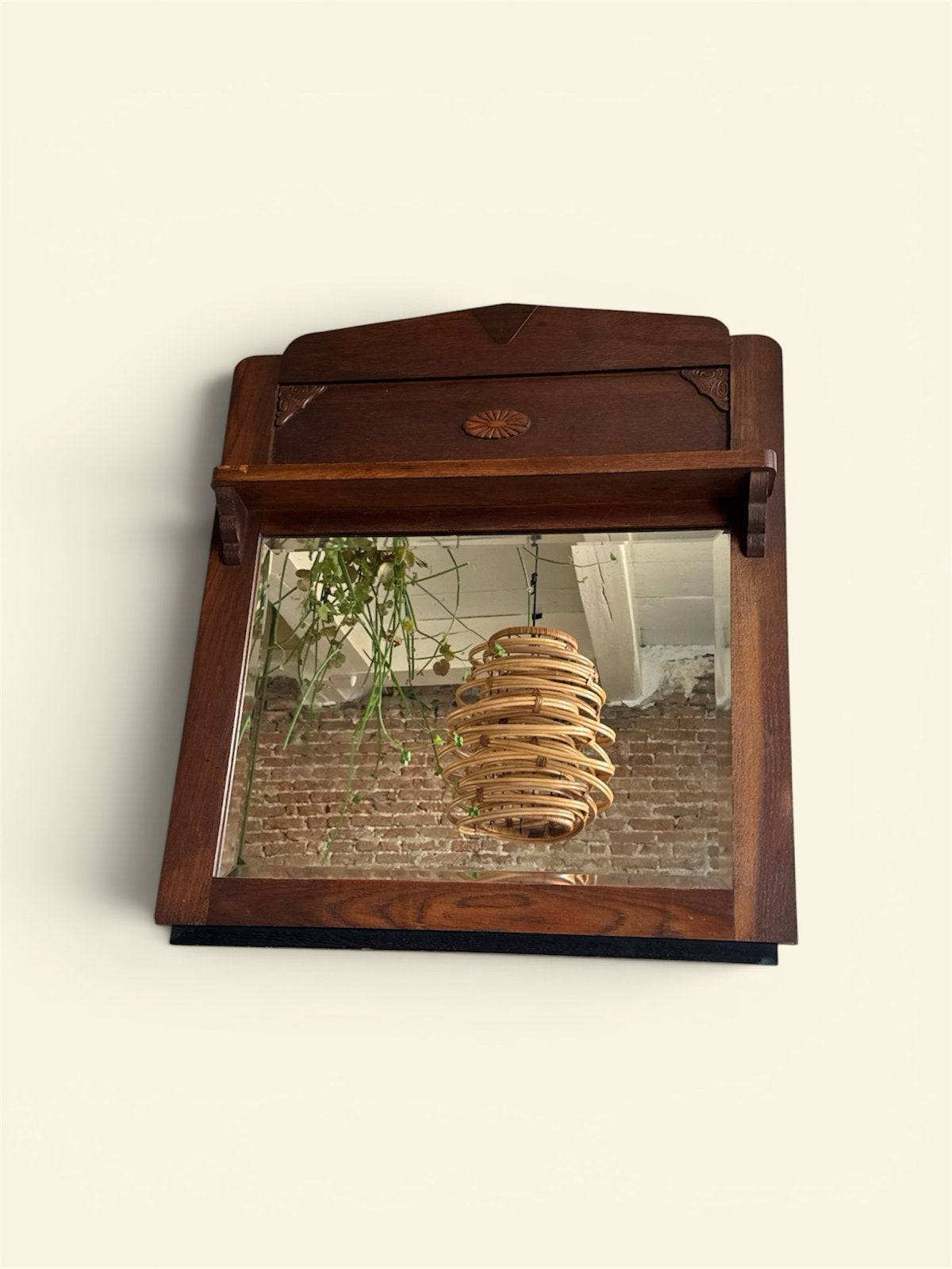 Antieke spiegel met houten lijst en decoratieve details, Antiek en Kunst, Ophalen of Verzenden, Rechthoekig, 50 tot 100 cm, 100 tot 150 cm