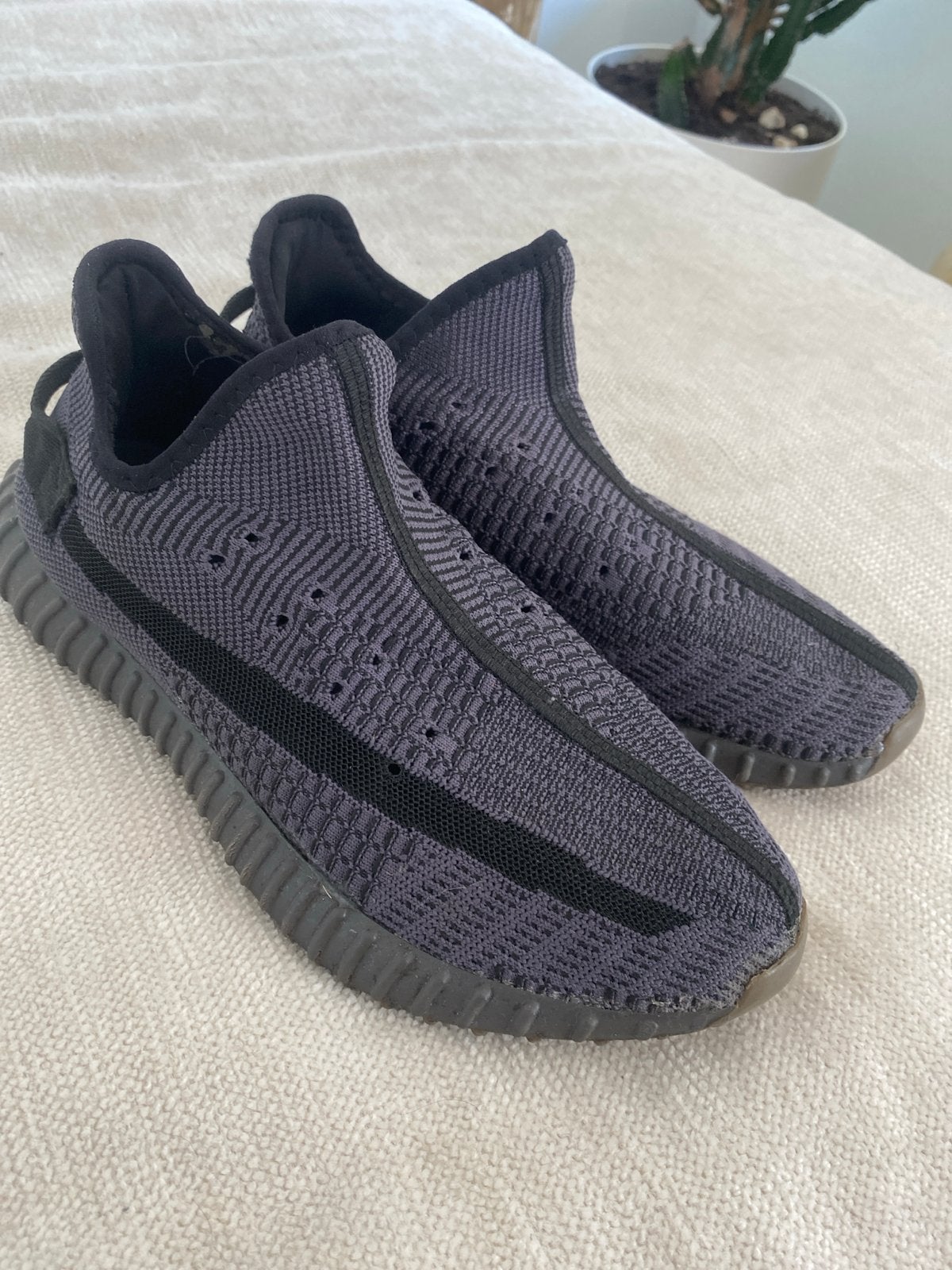 Adidas Yeezy Boost 350 V2 Zwarte Sneakers Maat 45, Ophalen of Verzenden, Gedragen, Zwart, Sneakers of Gympen