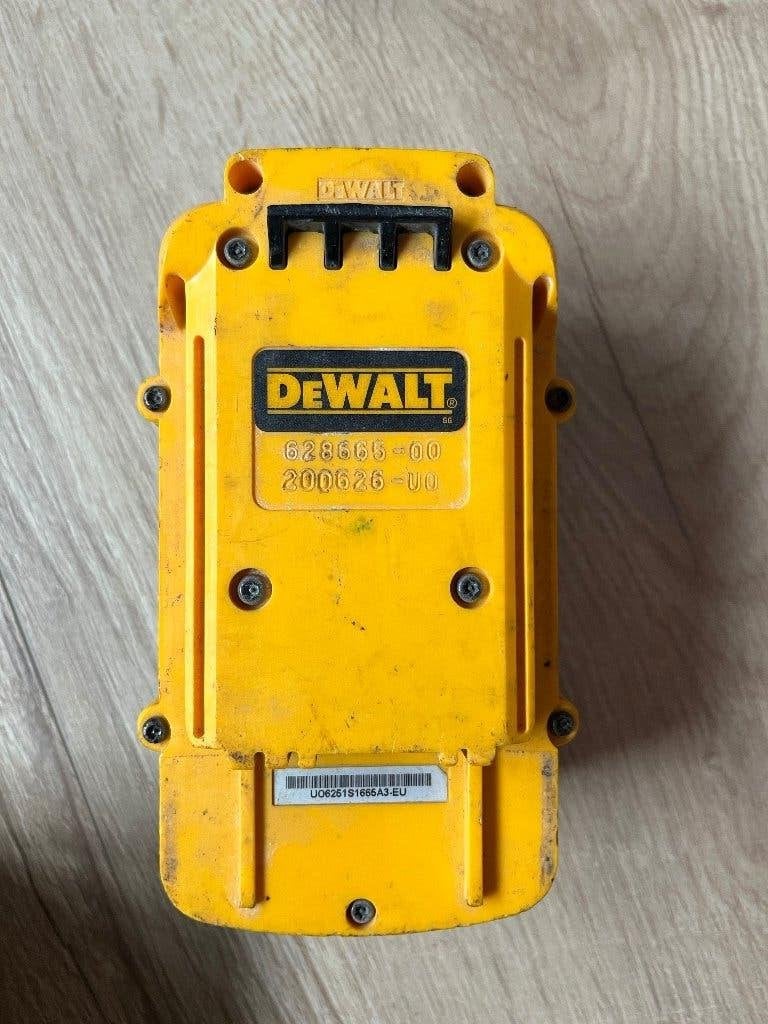 DeWalt 4 accu’s boormachine, Boormachine, Ophalen of Verzenden, Variabele snelheid, Gebruikt