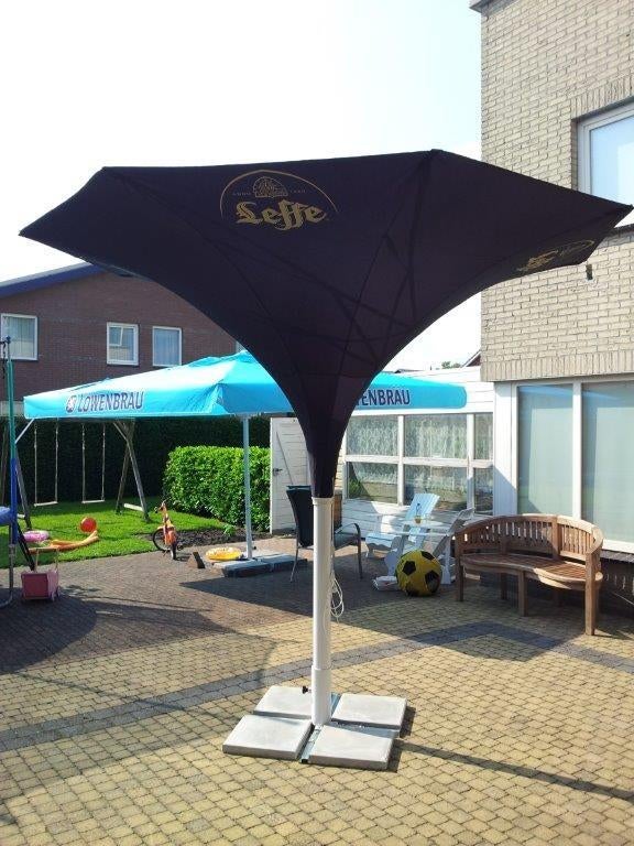 Zwarte trompet parasol met Leffe logo, Tuin en Terras, Parasols, Ophalen