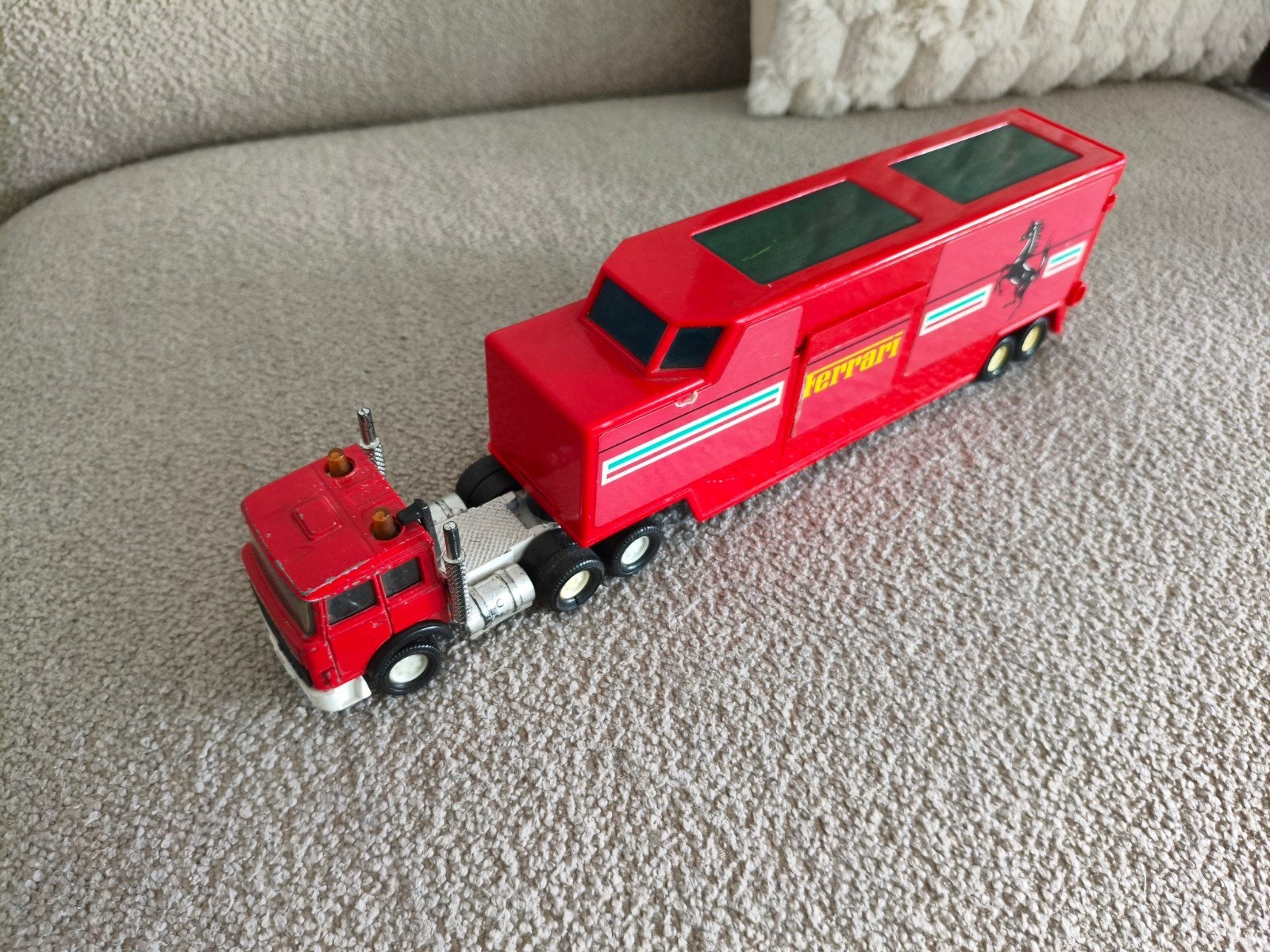 Ferrari Truck met 2 Matchbox racewagens, Ophalen of Verzenden, Gebruikt