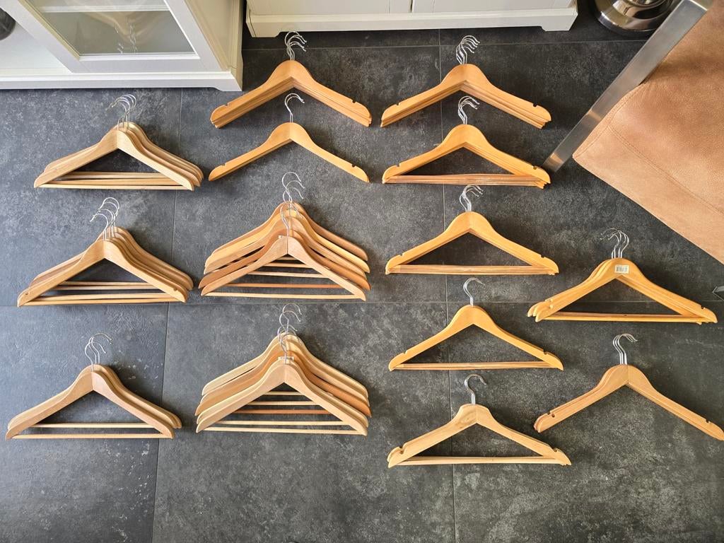 59 Houten Kledinghangers - Assorti, Vlak & Geknikt, Ophalen, Zo goed als nieuw, Hout, Volwassenen
