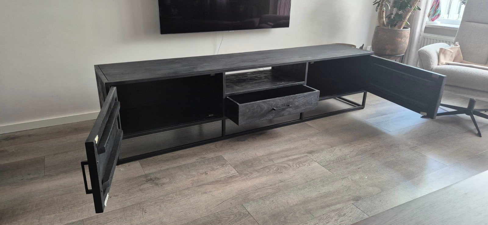 Zwarte mango houten tv meubel, Huis en Inrichting, Kasten | Televisiemeubels, Ophalen, Zo goed als nieuw, 200 cm of meer, Minder dan 100 cm