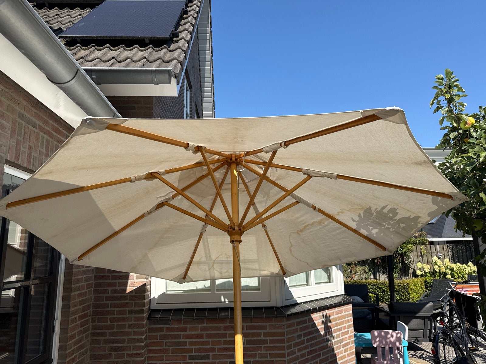 Gebruikte houten stokparasol, crème kleurig doek, Tuin en Terras, Parasols, Ophalen, Gebruikt, 2 tot 3 meter, Stokparasol