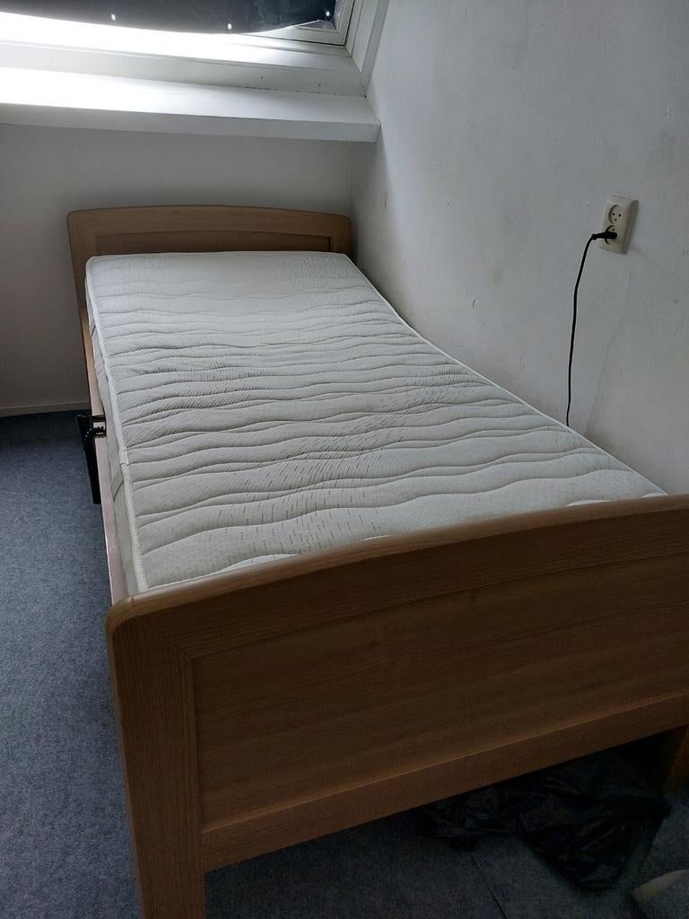 Senioren bed incl. matras, Ophalen, 90 cm, Eenpersoons, Zo goed als nieuw