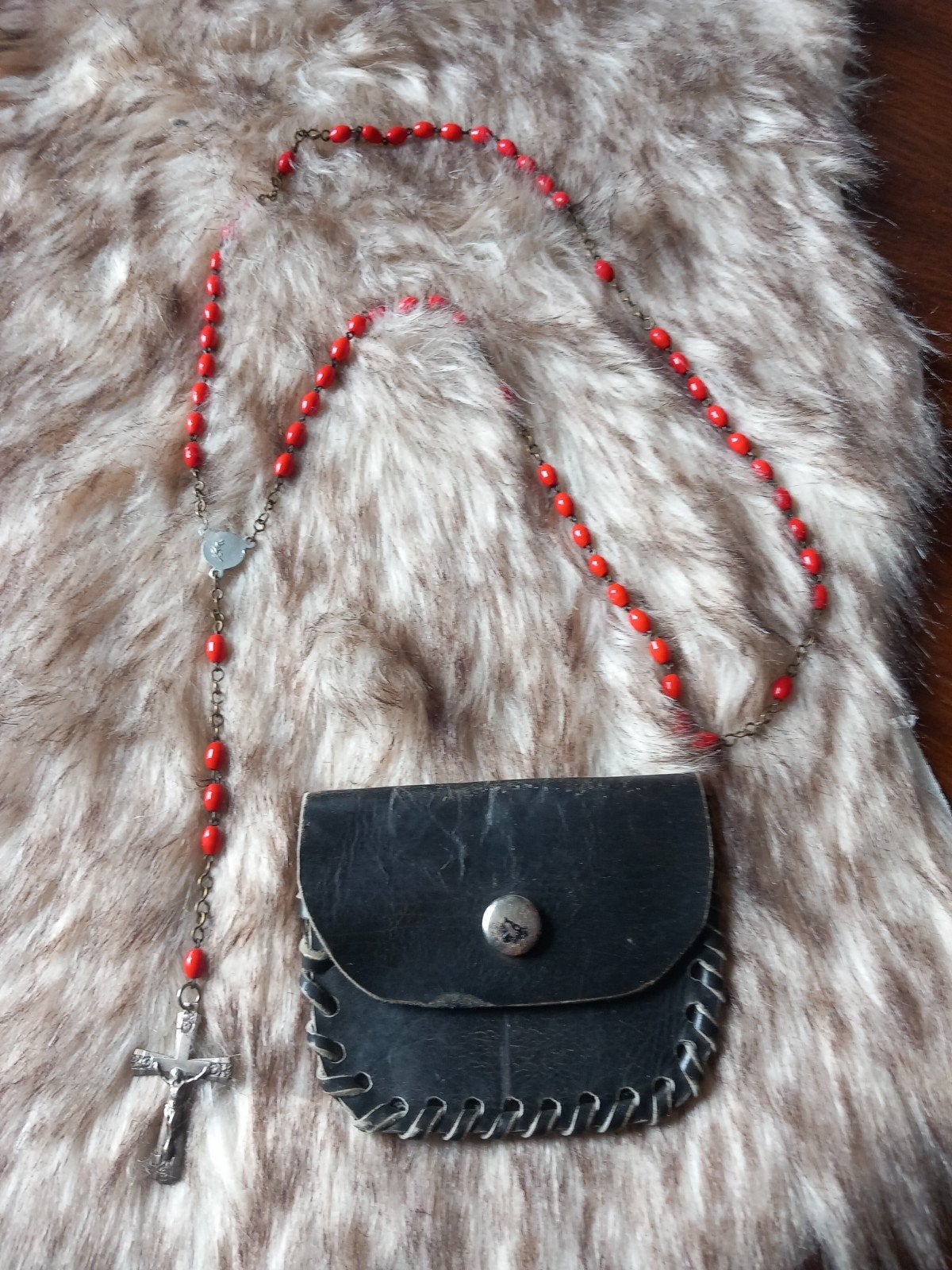 Vintage rozenkrans met rood kralen en leren zakje, Ophalen of Verzenden