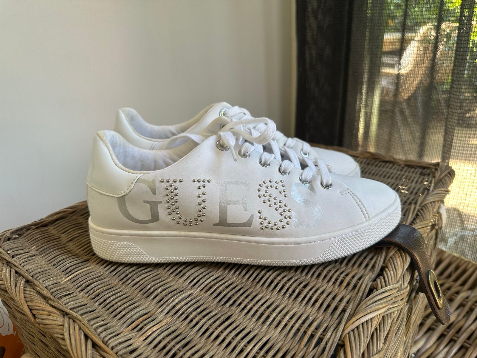 Witte zilver Guess sneakers met studs maat 40, Ophalen of Verzenden, Zo goed als nieuw, Wit, Sneakers of Gympen