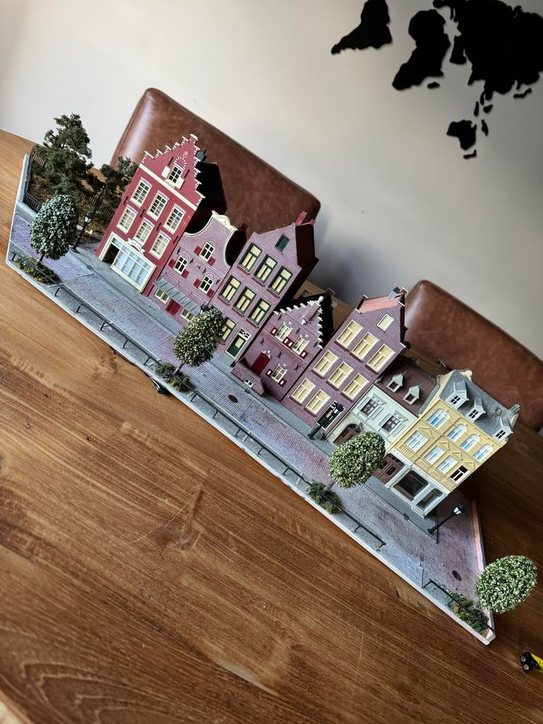 Diorama stadsstraat H0 met woningen, winkels en parkje, Ophalen of Verzenden, Gebruikt