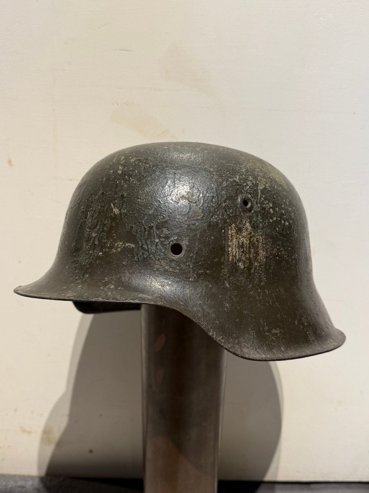 Duitse M42 helm Single Decal met Groene verf en decal ww2, Verzamelen, Ophalen of Verzenden, Landmacht, Duitsland, Helm of Baret