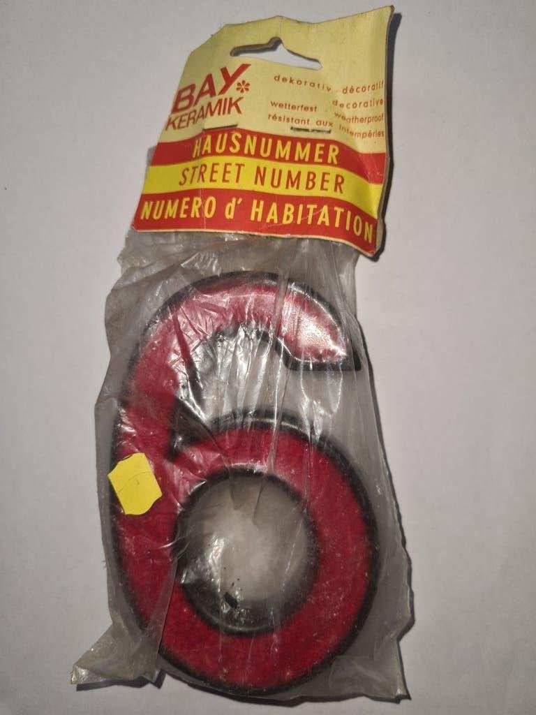 Vintage BAY Keramik huisnummer 6 - Nieuw NOS in verpakking, Huis en Inrichting, Vintage, Verzenden, Nieuw, Rood