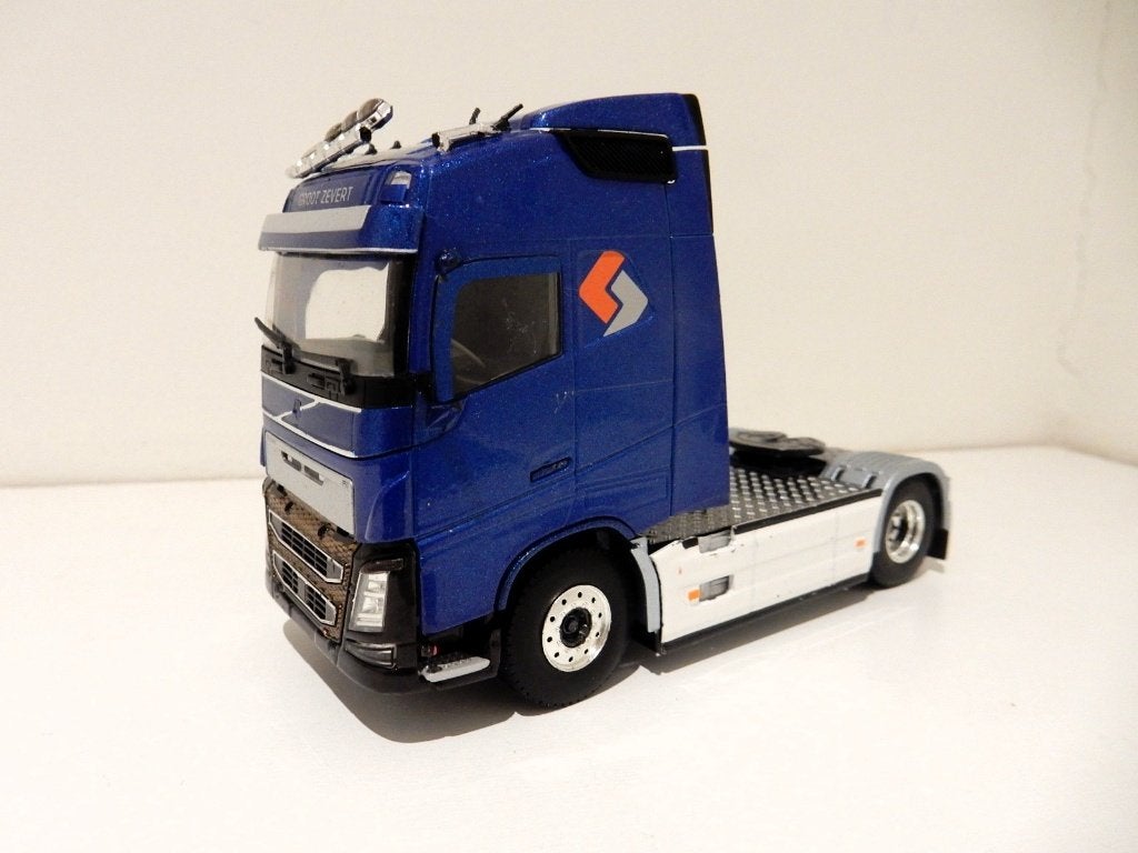 WSI Volvo FH4 4x2 trekker Groot Zevert samengesteld model, Hobby en Vrije tijd, Ophalen of Verzenden, Gebruikt, Bus of Vrachtwagen