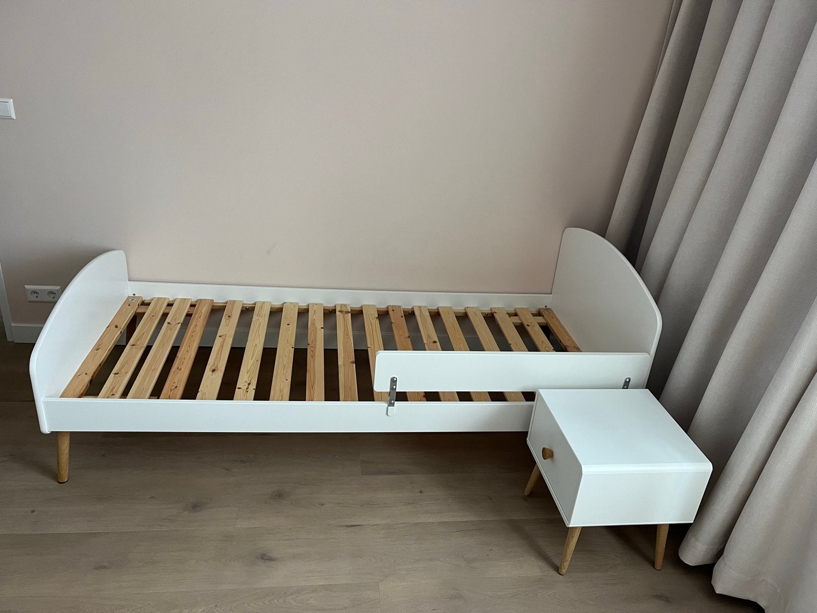 Wit eenpersoonsbed met nachtkastje, Ophalen, Gebruikt, 90 cm, Eenpersoons