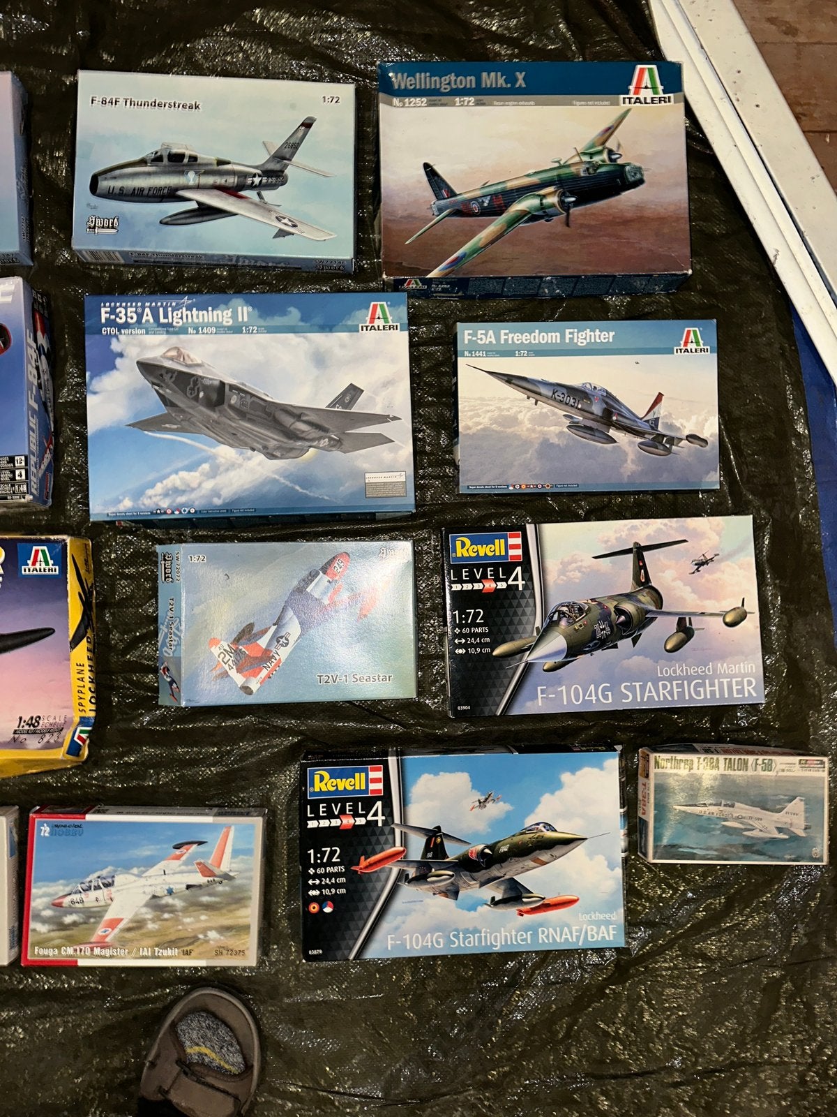 15 modelbouwdozen militaire vliegtuigen – complete partij, Ophalen of Verzenden, Zo goed als nieuw, 1:72 tot 1:144, Italeri