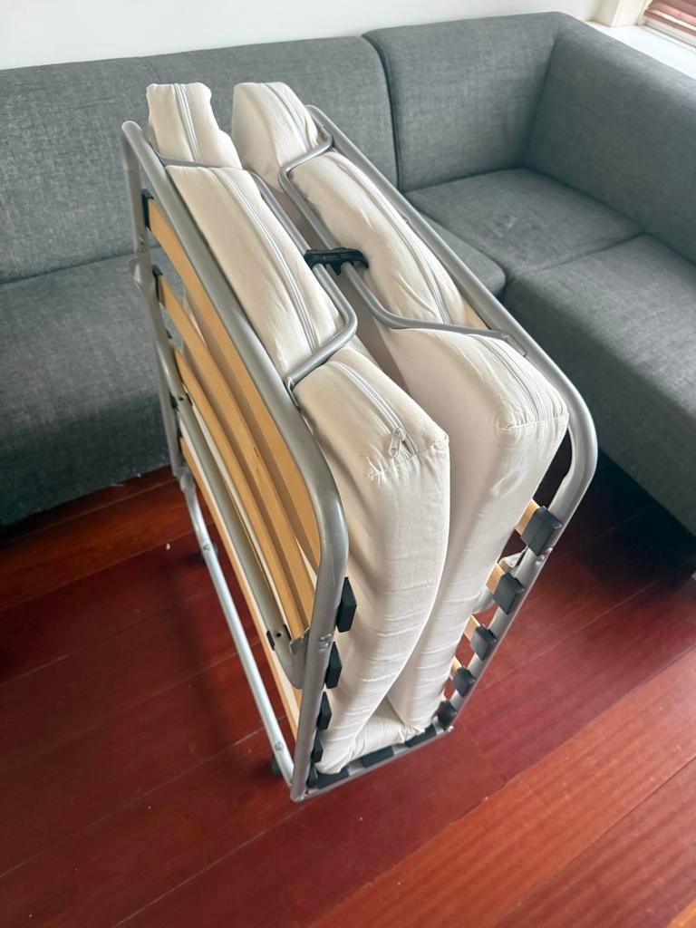 Opvouwbaar logeerbed met matras, Ophalen of Verzenden, Zo goed als nieuw, Eenpersoons
