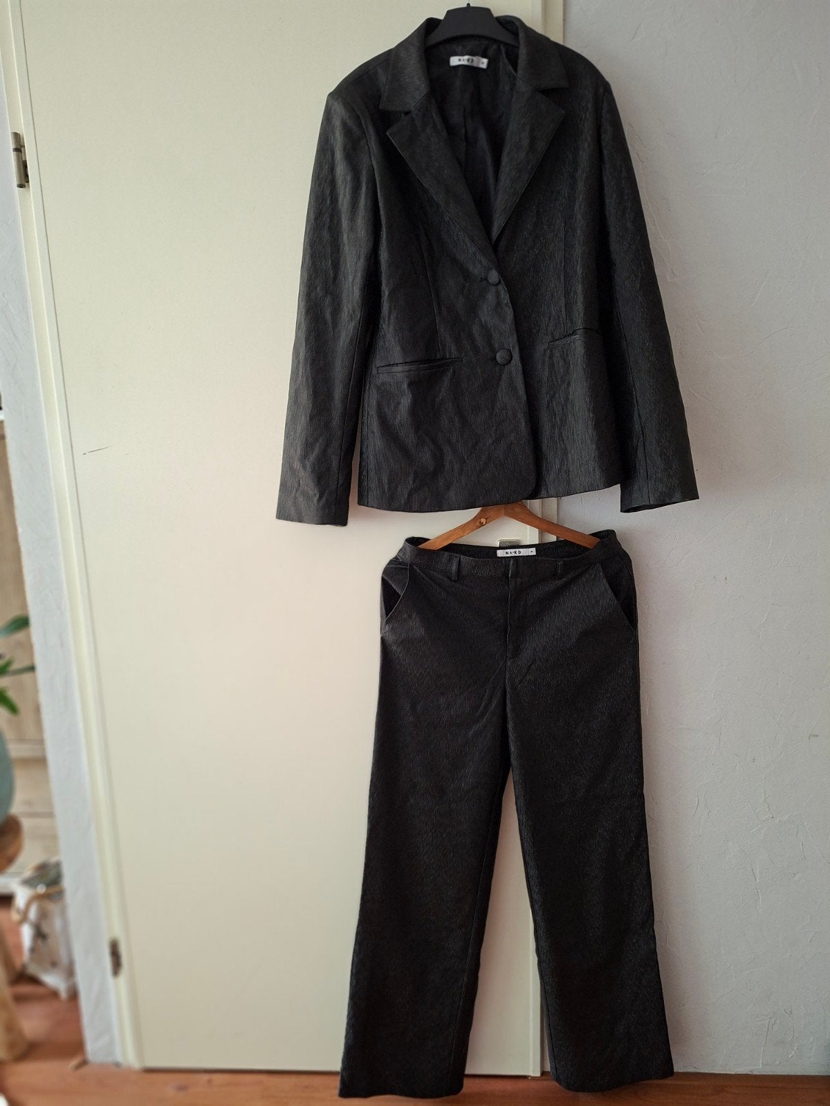 NA-KD 2-delig pak: Blazer en pantalon met zilverglans, Maat 38/40 (M), NA-KD, Kostuum of Pak, Zwart