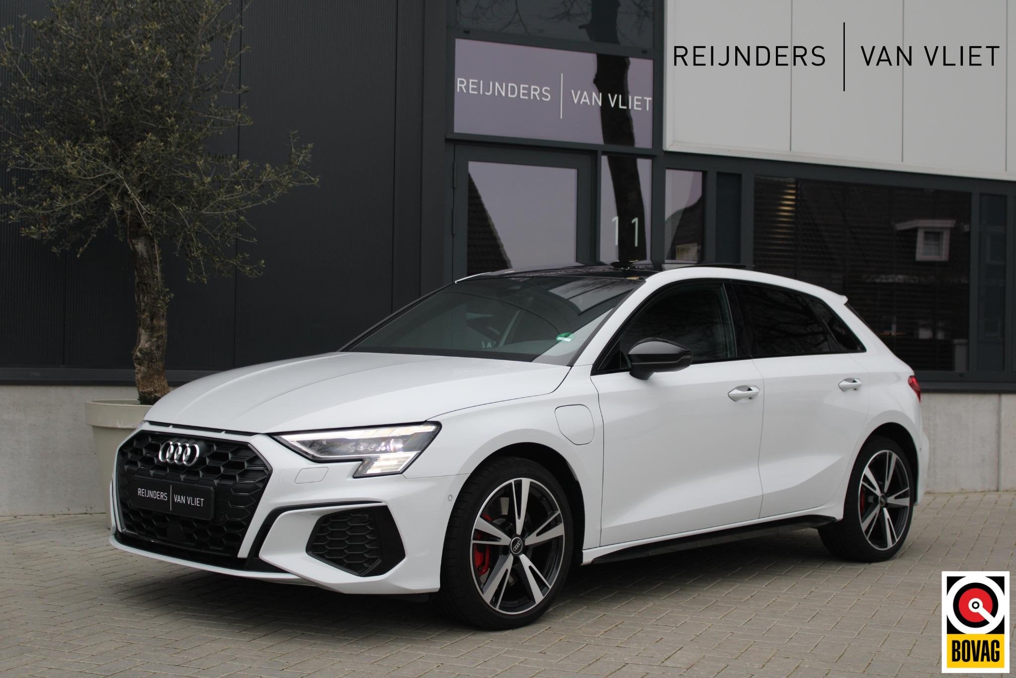 Audi A3 Sportback 45 TFSIe S edition Competition | Pan.Dak |, 12 maanden, Gebruikt, 4 cilinders, Wit