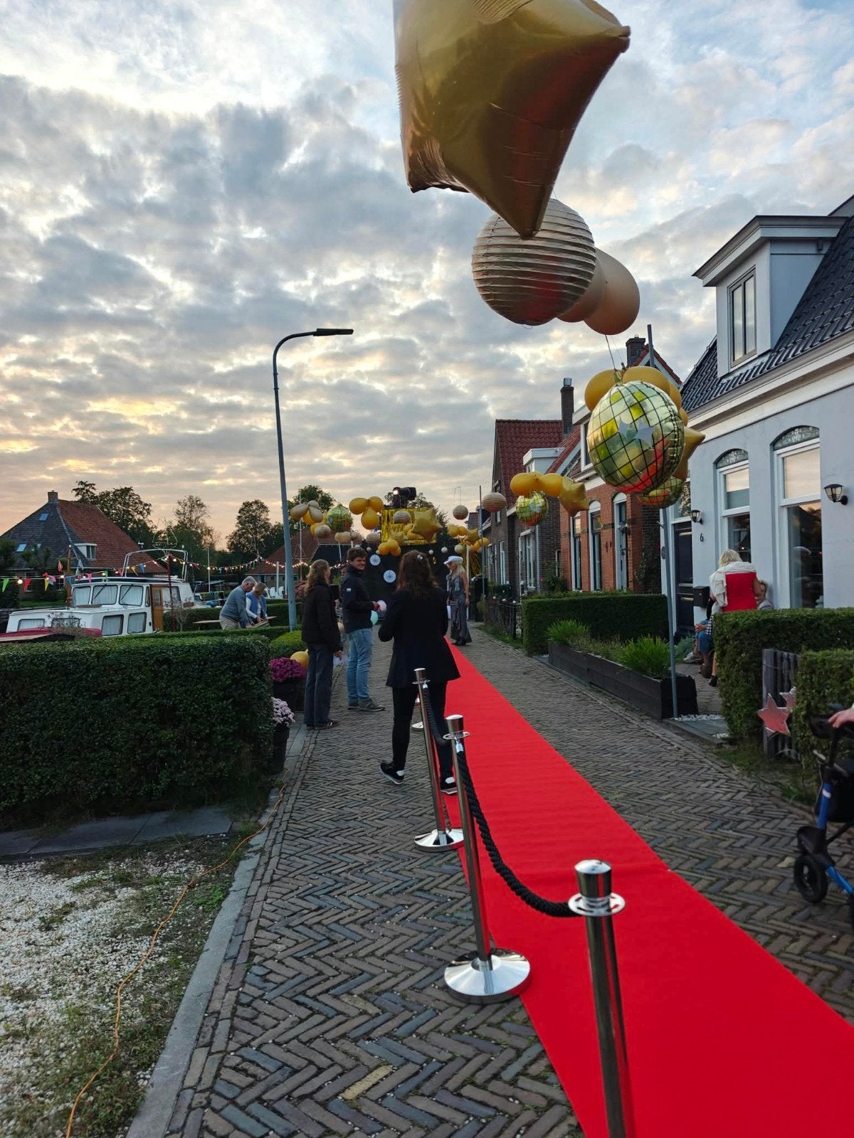 Rode loper - 60 meter lang, 1 meter breed, Ophalen, Zo goed als nieuw, Versiering, Overige