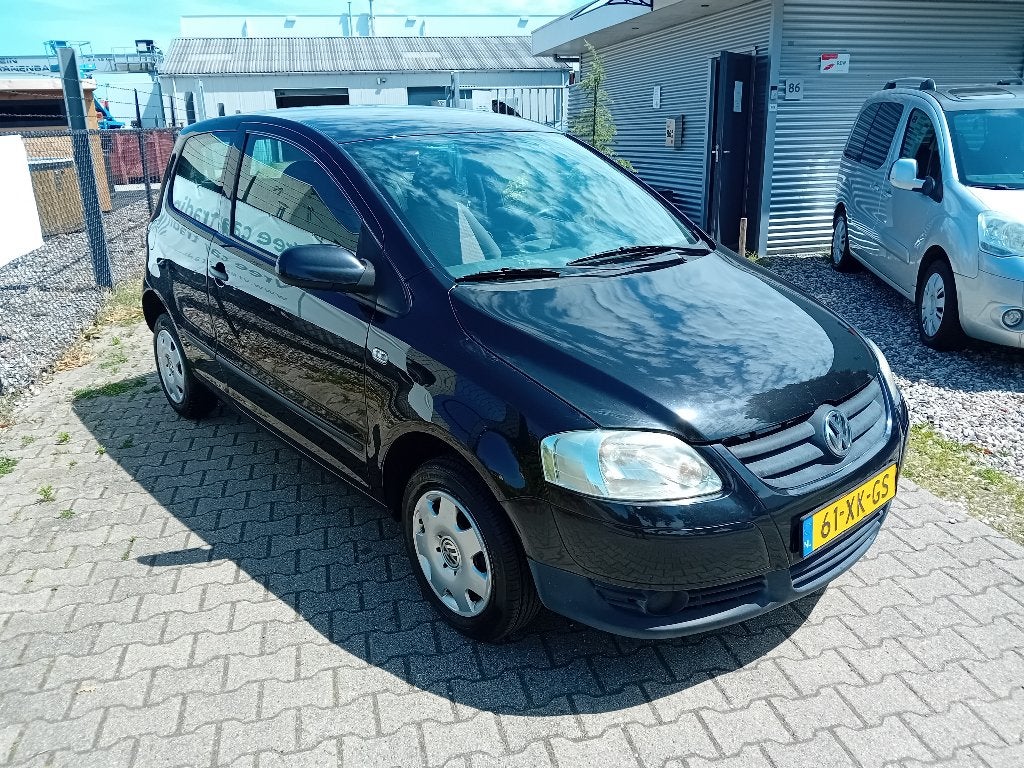 Volkswagen Fox 1.2 40KW 2007 Zwart NIEUWE APK!! STUURBEKR!!, Auto's, Voorwielaandrijving, Stof, 4 stoelen, 1198 cc