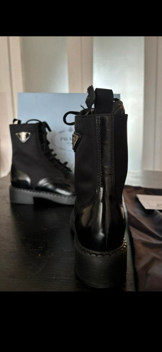 Prada Monolith Boots Maat 38.5 - Nieuw, Kleding | Dames, Schoenen, Ophalen of Verzenden, Nieuw, Zwart, Lage of Enkellaarzen