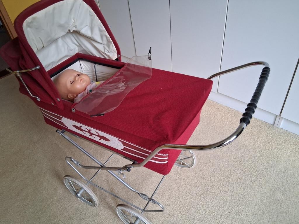 Nostalgische poppenwagen met pop - Vintage rood, Ophalen, Gebruikt, Babypop