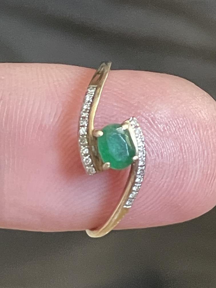 9 karaat geelgouden ring met smaragd en diamantjes, Ophalen of Verzenden, Nvt, Dame, Nvt