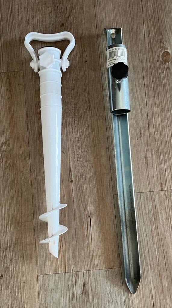1 Gegalvaniseerd en 1 kunststof parasolvoet/ grondpen haring, Ophalen of Verzenden, Gebruikt