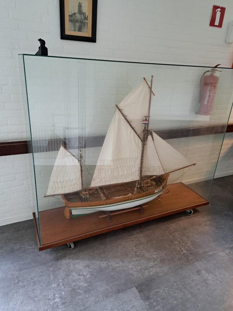Houten schip in een vitrine, Ophalen
