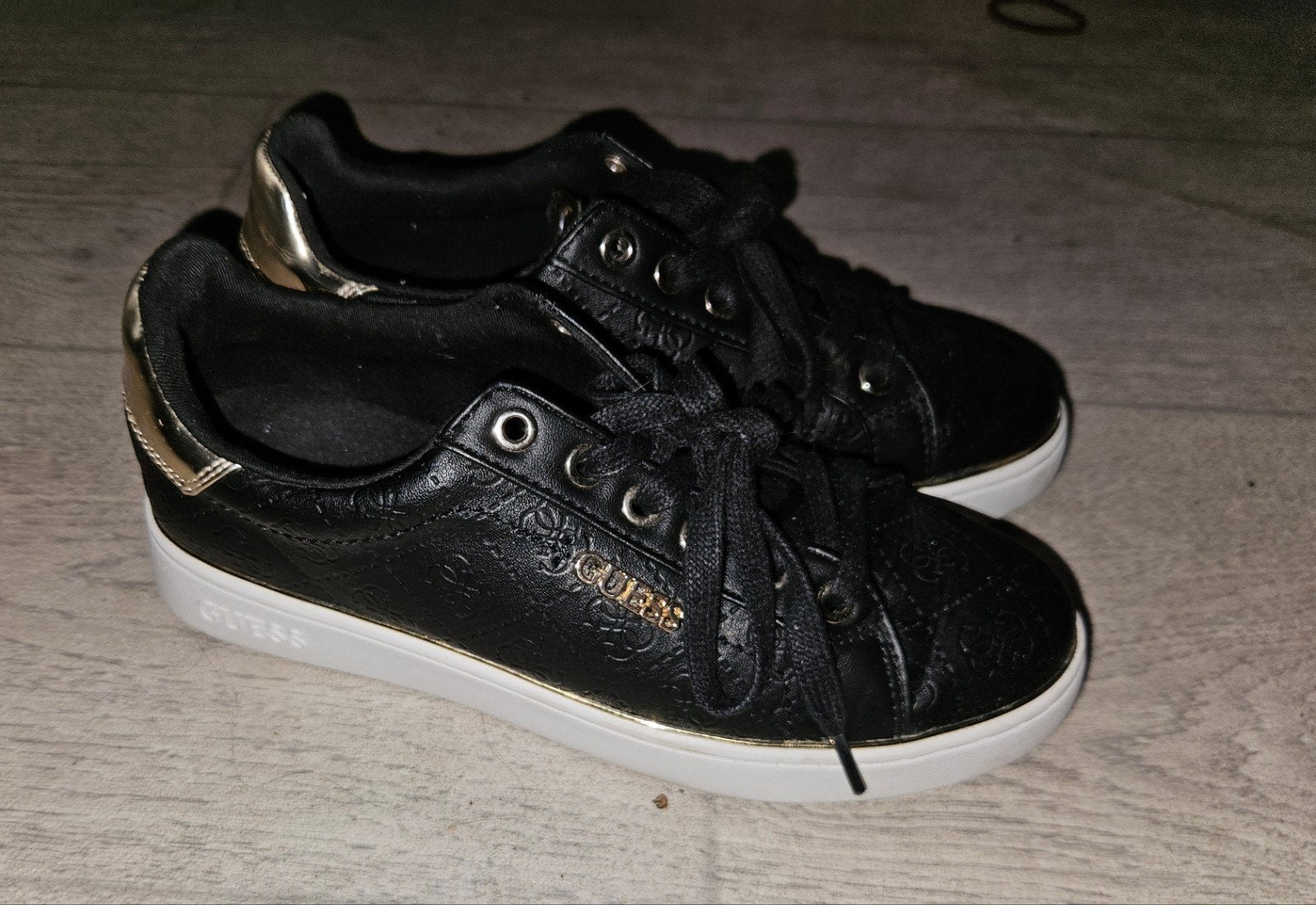 Guess sneakers zwart met goud - maat 37, Guess, Zwart, Ophalen of Verzenden, Sneakers of Gympen