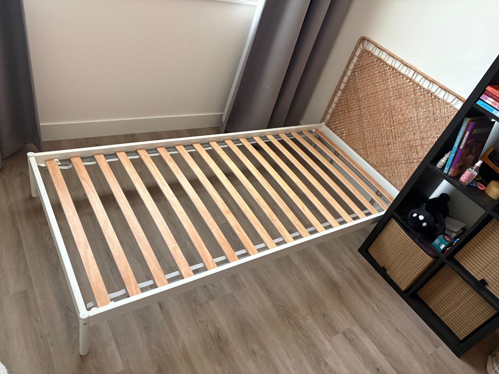 IKEA Vevelstad 90x200 bed plus Tolkning hoofdbord rotan, Huis en Inrichting, Slaapkamer | Bedden, Ophalen, 90 cm, Eenpersoons