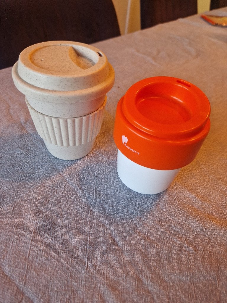 2 gratis koffiebekers van hard plastic in goede staat, Huis en Inrichting, Ophalen, Kunststof, Nieuw, Mok