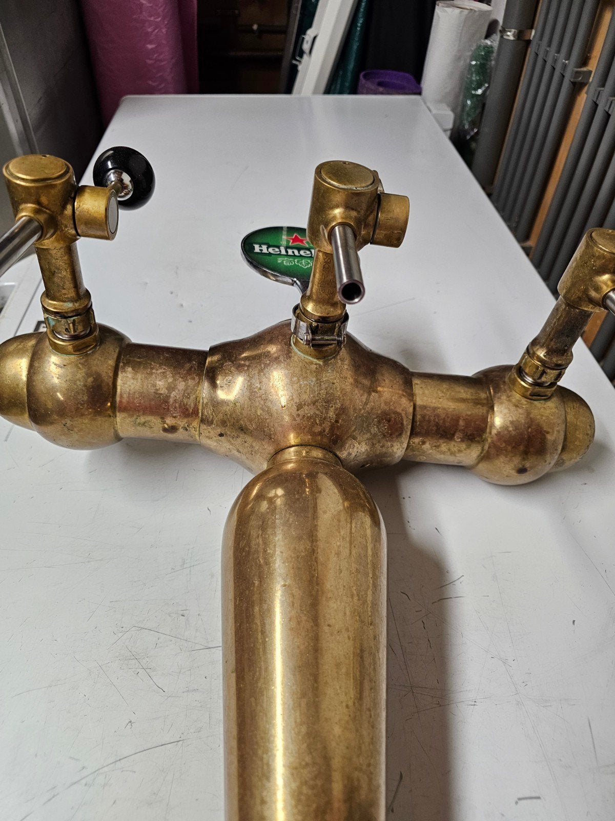 Antieke messing biertap met 3 kranen, Ophalen