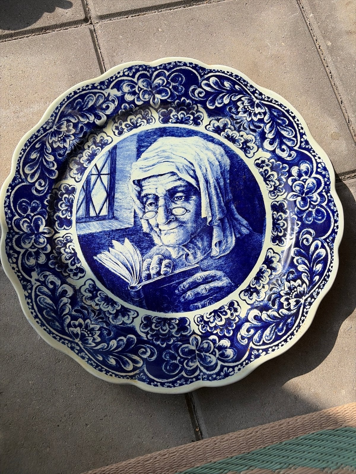 Antiek Boch Frères Delft Wandbord - Lezende Vrouw, Antiek en Kunst, Ophalen of Verzenden