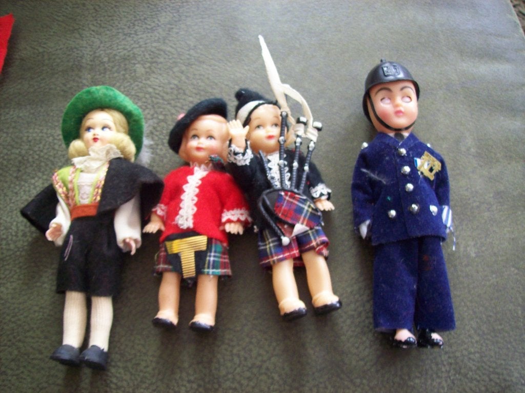 4 souveniers verzamelpopjes voor koopje, Ophalen