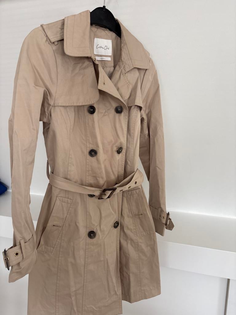 Trenchcoat Cotton Club maat XS, Kleding | Dames, Ophalen of Verzenden, Gedragen, Maat 34 (XS) of kleiner, Beige