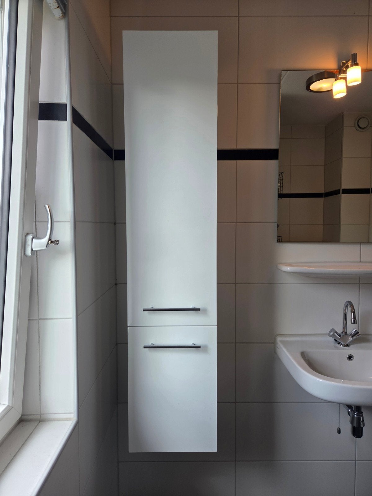 Witte hoogglans badkamerkast met glazen schappen, Ophalen, (Half)hoge kast, Minder dan 50 cm, 150 tot 200 cm