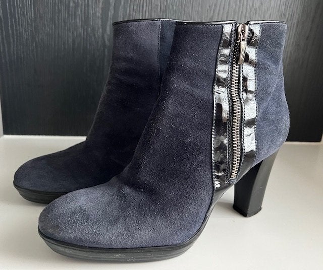 Valmy Moda, blauwe suede laarsjes met lak hak en accenten., Blauw, Lage of Enkellaarzen, Ophalen of Verzenden, Zo goed als nieuw