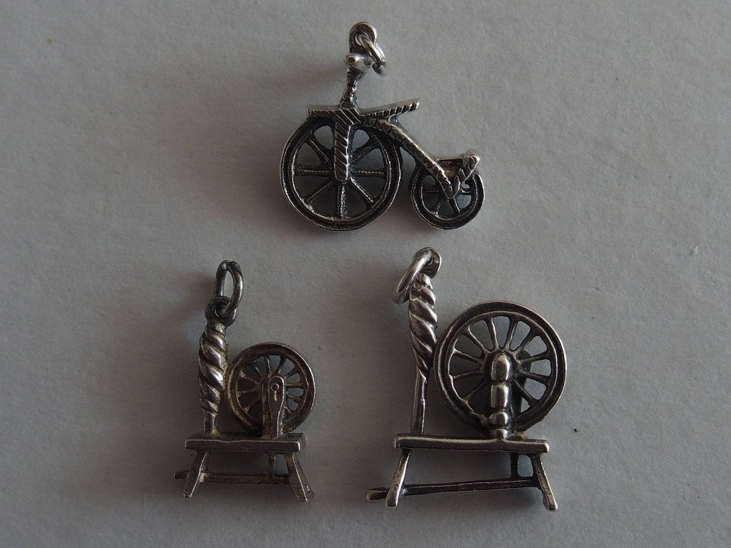 ZILVEREN HANGERS: SPINNEWIELEN EN VELOCIPEDE, Verzenden, Zilver, Hanger