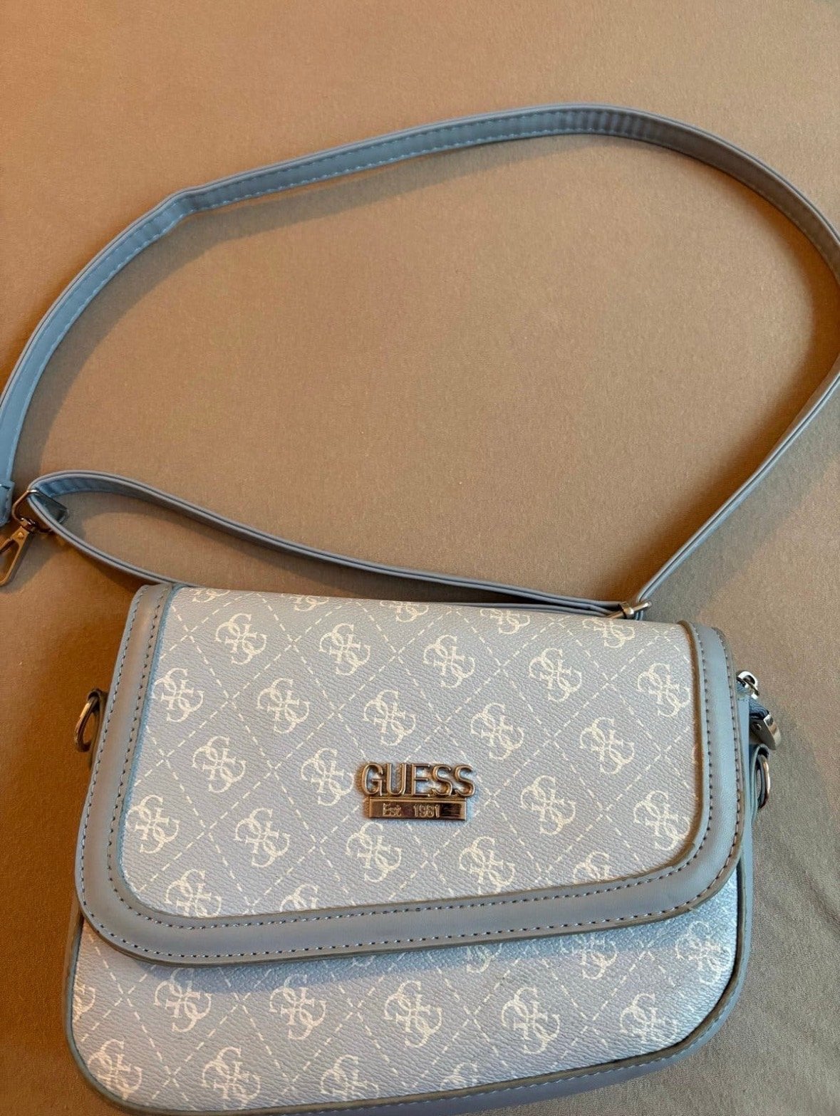 Guess schoudertasje lichtblauw met logo print, Sieraden, Tassen en Uiterlijk, Ophalen of Verzenden, Zo goed als nieuw, Blauw, Schoudertasje