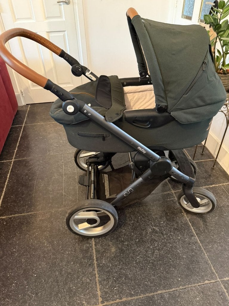 Vrijwel nieuwe kinderwagen Mutsy Evo donker groen / grijs, Kinderen en Baby's, Ophalen, Zo goed als nieuw, Combiwagen, Met reiswieg