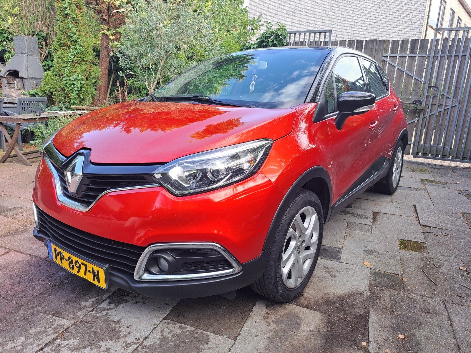 Renault Captur 0.9 TCE 90 2017 Rood, 898 cc, 49 €/maand, 1200 kg, Grijs