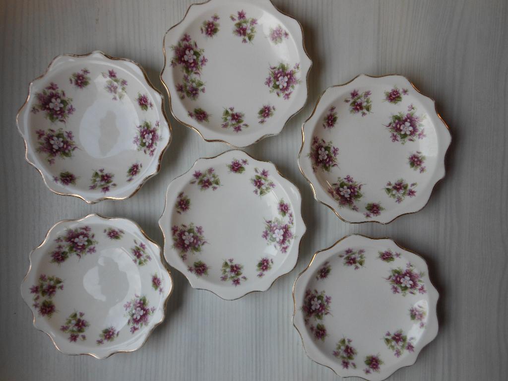 Royal Albert Sweet Violets petit four schoteltjes, Gebruikt, Ophalen of Verzenden, Schaal of Schalen, Overige stijlen