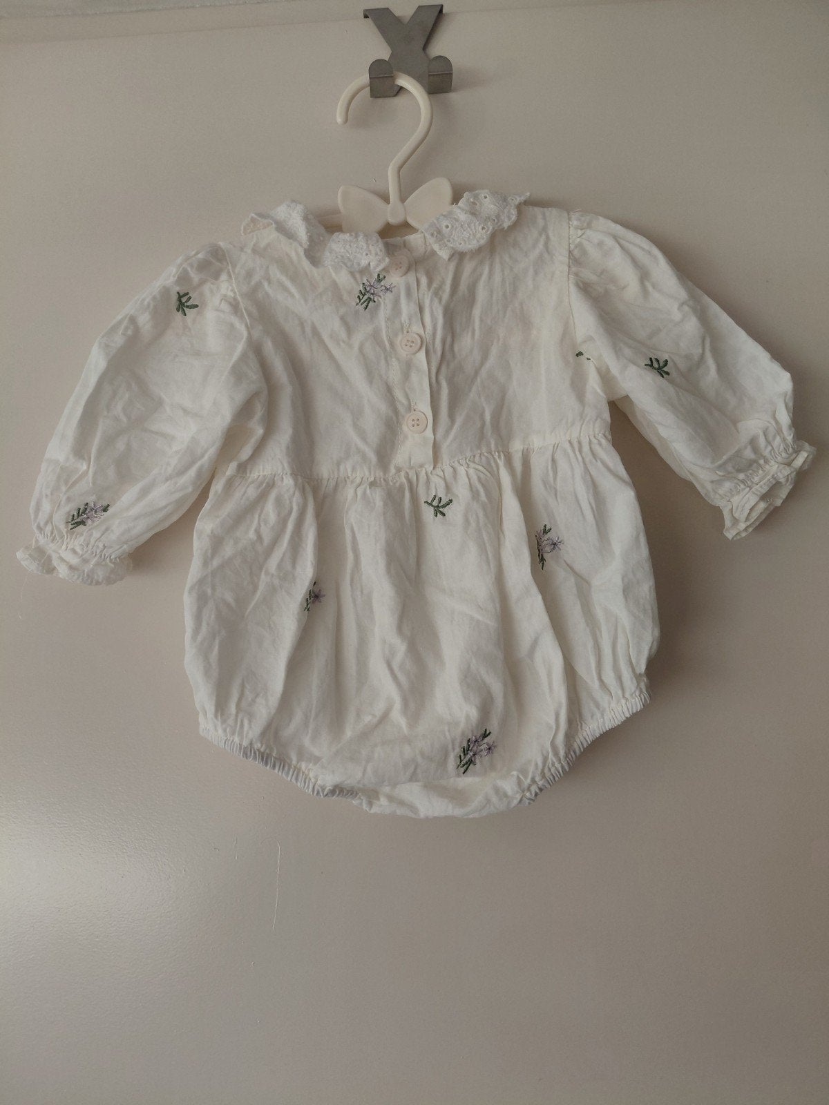 Schattige witte romper met borduursels voor baby's, Jongetje of Meisje, Ophalen of Verzenden, Zo goed als nieuw, Pakje