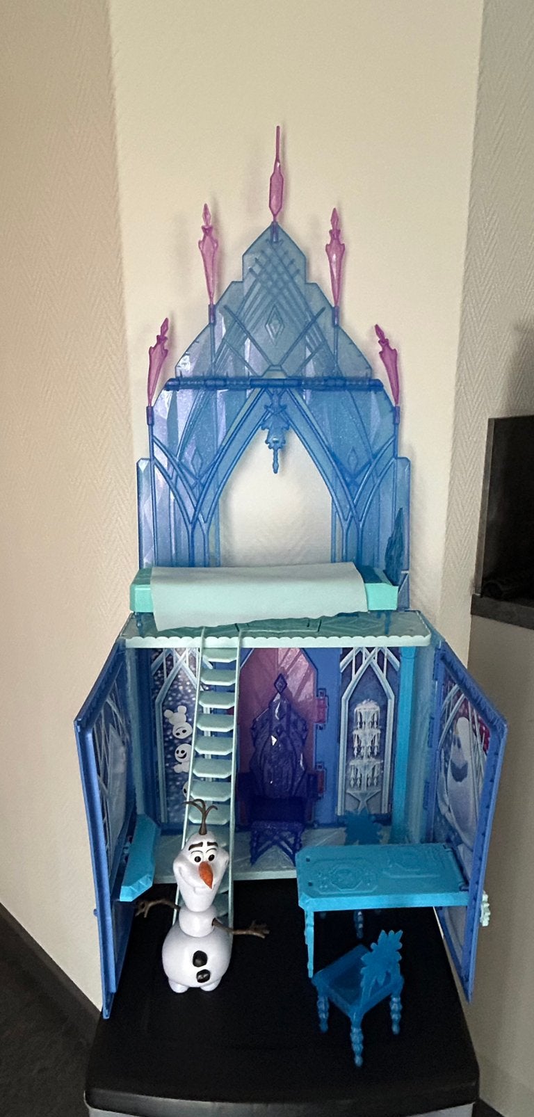 Disney frozen 2 uitklapbaar kasteel, Ophalen of Verzenden, Zo goed als nieuw, Poppenhuis