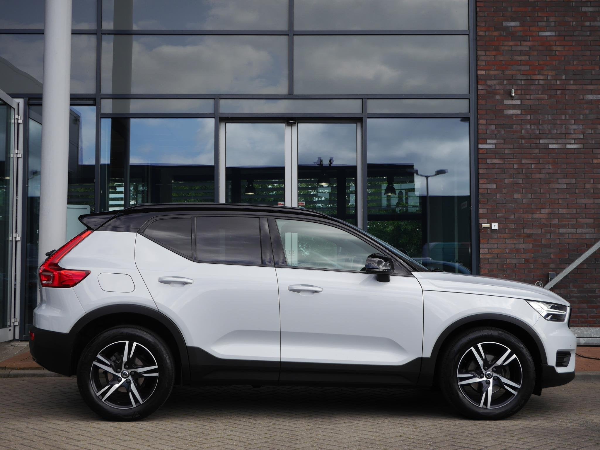 Volvo XC40 1.5 T3 Momentum Business | Zwart dak | Navigatie, Voorwielaandrijving, 12 maanden, Stof, Gebruikt