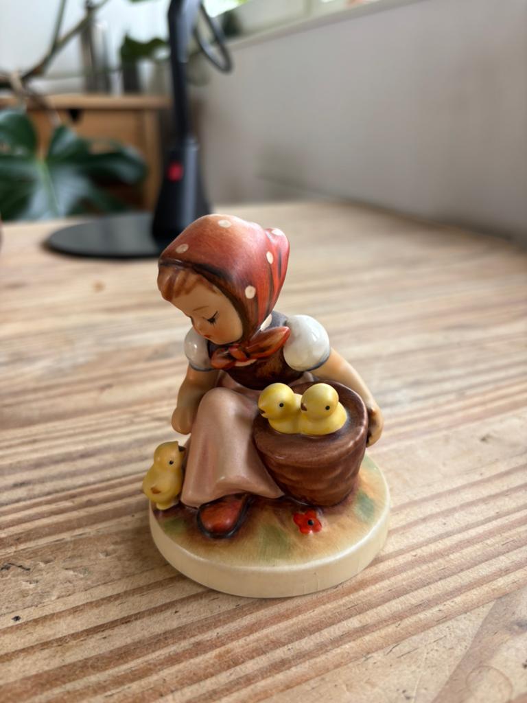 Hummeltje - meisje met kuikens, Verzamelen, Beelden en Beeldjes, Ophalen, Zo goed als nieuw, Hummel