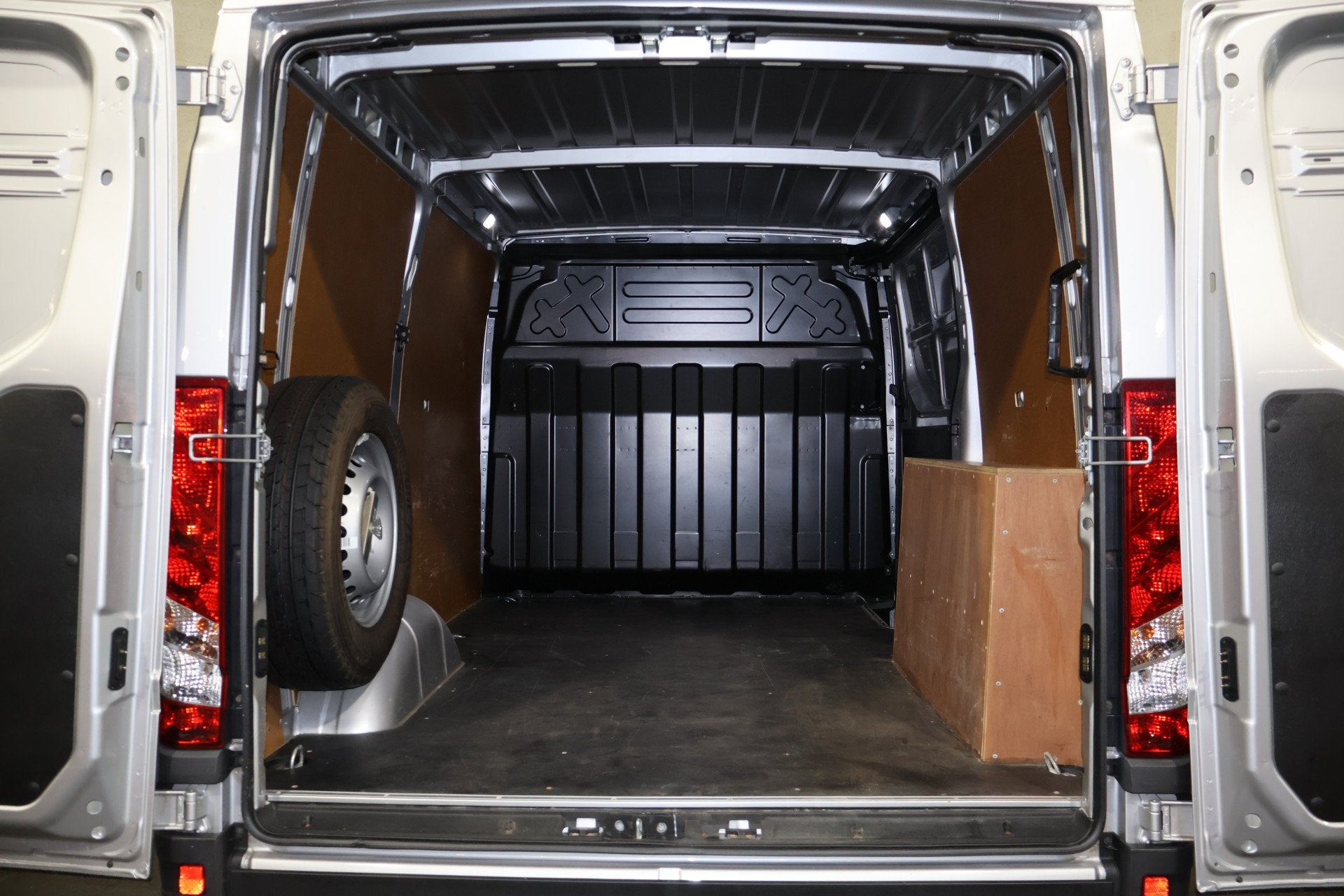 Iveco Daily 35S18 3.0 Hi-Matic Automaat 3.5T Trekhaak, Auto's, Automaat, Stof, Gebruikt, 4 cilinders