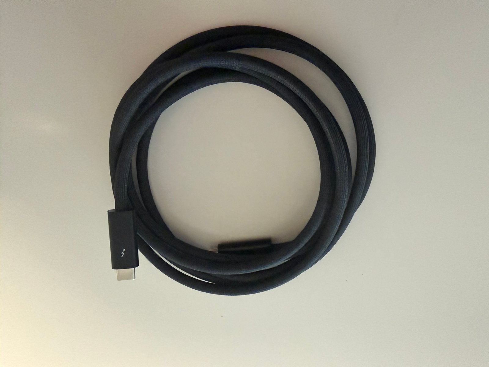 Apple Thunderbold 3 Cable 2m, Computers en Software, Pc- en Netwerkkabels, Ophalen of Verzenden, Zo goed als nieuw