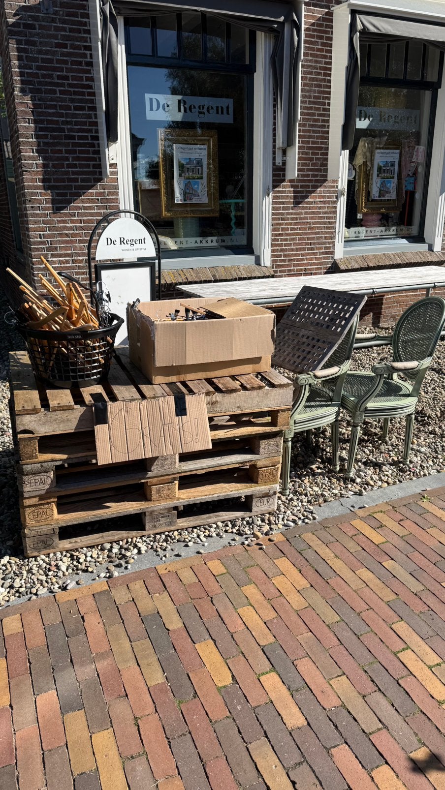 Gratis pallets, stoelen en kledinghangers, Ophalen